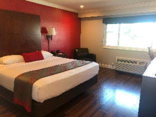 Ramada By Wyndham Torrance Hotel Room photo