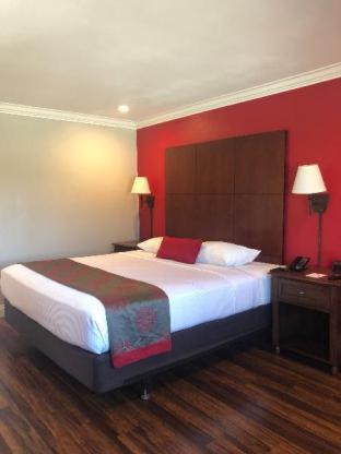 Ramada By Wyndham Torrance Hotel Room photo