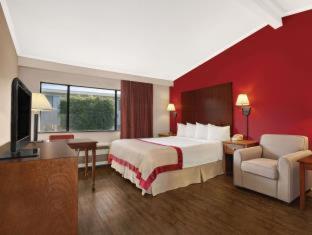 Ramada By Wyndham Torrance Hotel Room photo