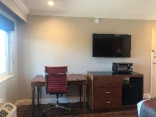 Ramada By Wyndham Torrance Hotel Room photo