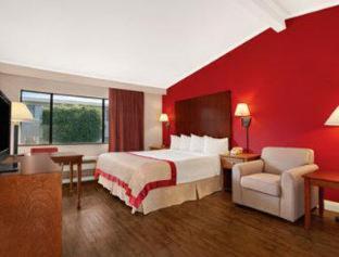 Ramada By Wyndham Torrance Hotel Room photo
